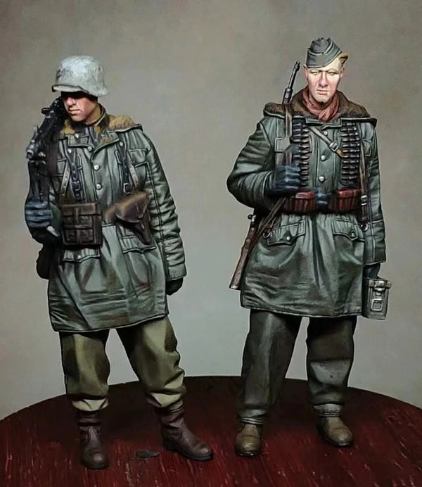 1/35 WWII German Infantry with MP40 and Rifle, 2 Figures, Resin Model Figure Kit, Unassembled and Unpainted