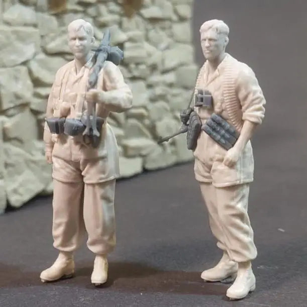 1/35 Modern Elderly Middle Eastern Civilians with Rifles, 4 Figures, Resin Model Figure Kit, Unassembled and Unpainted