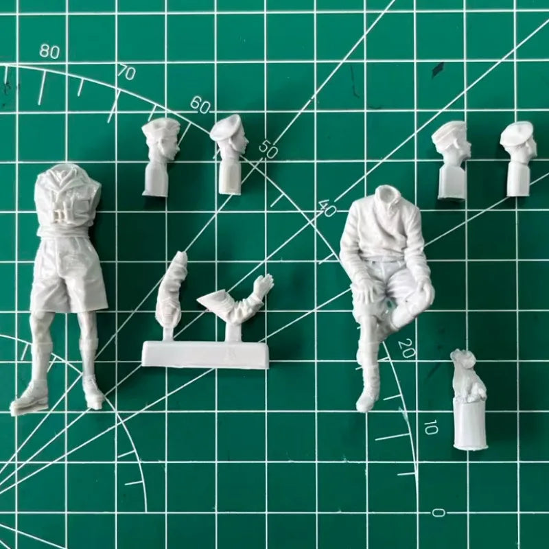 1/35 WWII British Armoured Crew, 3 Figures, Resin Model Figure Kit, Unassembled and Unpainted