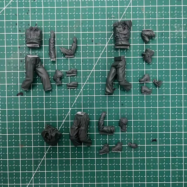 1/35 WWII Tankers Carrying Wounded, 3 Figures, Resin Model Figure Kit, Unassembled and Unpainted