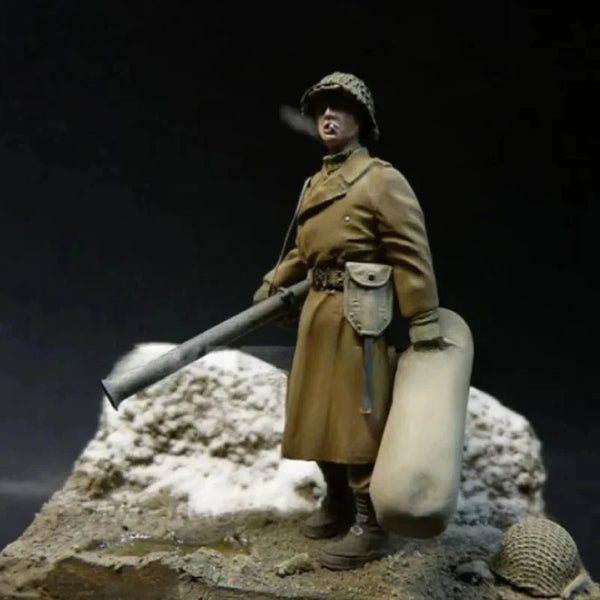 1/35 WWII British Soldier with Gas Mask and Gas Cylinder, Resin Model Figure Kit, Unassembled and Unpainted