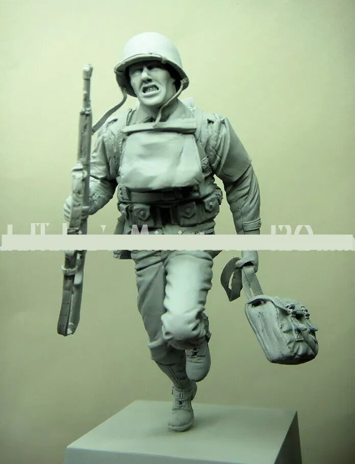 1/16 WWII German Infantryman Charging Forward, Resin Model Figure Kit, Unassembled and Unpainted