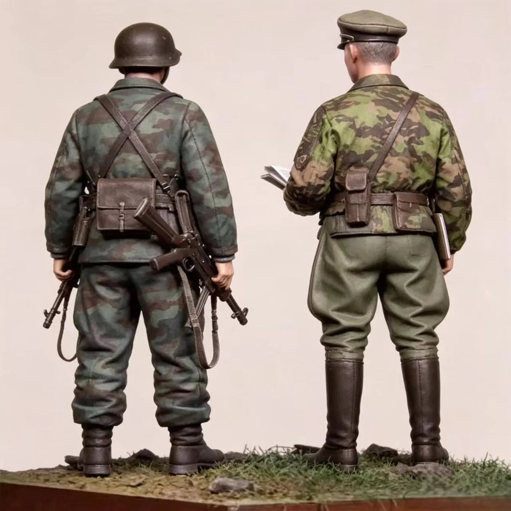 1/35 WWII German Infantry with Officers, 2 Figures, Resin Model Figure Kit, Unassembled and Unpainted