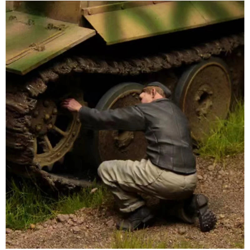 1/35 WWII Tank Crew Maintenance, 4 Figures, Resin Model Figure Kit, Unassembled and Unpainted