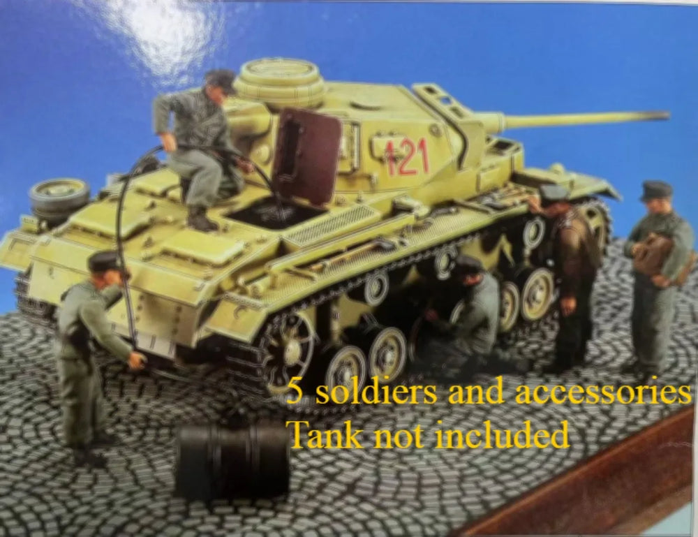 1/35 Modern Soldiers Refueling Operation, 5 Figures, Resin Model Figure Kit, Unassembled and Unpainted