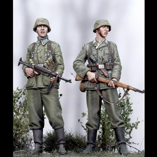 1/35 WWII German Grenadiers with MP40 and Rifle, 2 Figures, Resin Model Figure Kit, Unassembled and Unpainted
