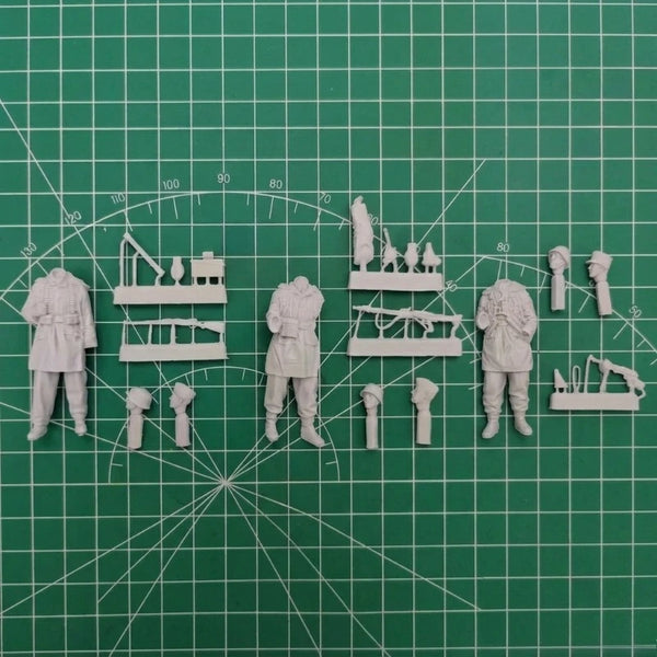1/35 WWII German Infantry Squad Assaulting Fortification, 3 Figures, Resin Model Figure Kit, Unassembled and Unpainted