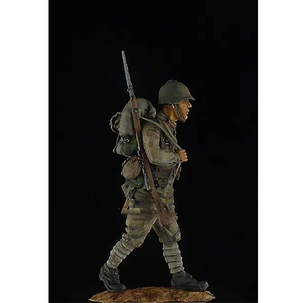 1/35 WWII British Infantryman Marching with Fixed Bayonet, Resin Model Figure Kit, Unassembled and Unpainted