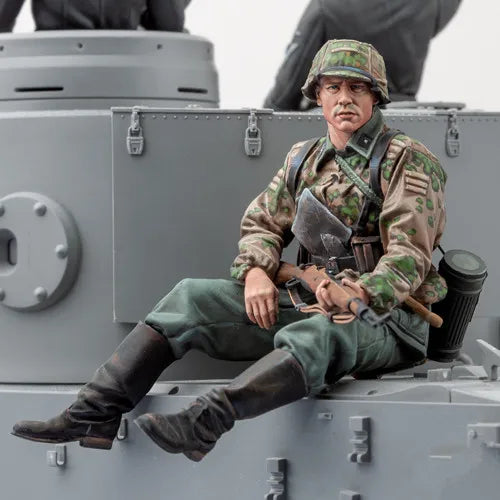 1/16 Modern German Infantryman Seated with Rifle, Resin Model Figure Kit, Unassembled and Unpainted