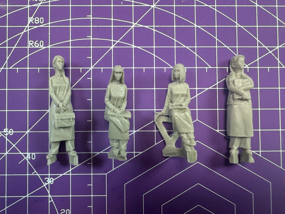 1/35 Modern Contemporary Females, 4 Figures, Resin Model Figure Kit, Unassembled and Unpainted