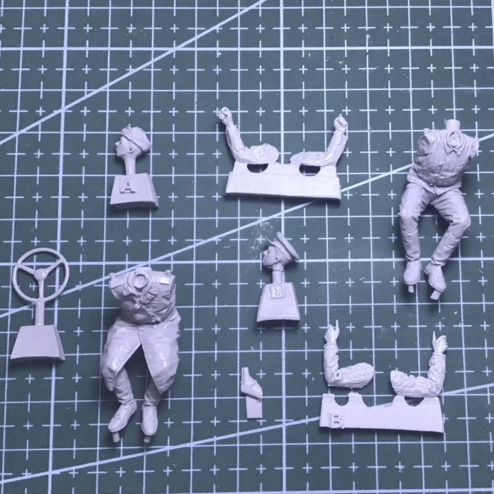 1/35 WWII Soviet Officer & Driver, 2 Figures, Resin Model Figure Kit, Unassembled and Unpainted