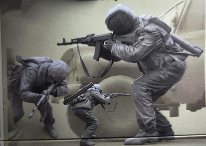 1/35 Modern Soldier, 2 Figures, Resin Model Figure Kit, Unassembled and Unpainted