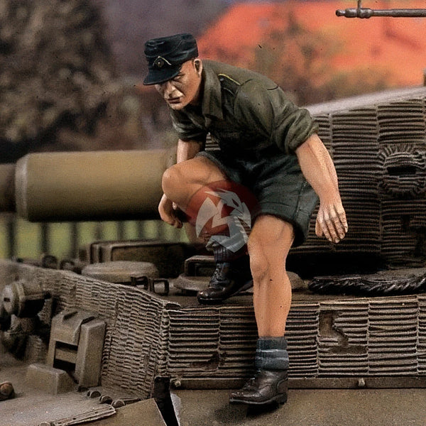 1/35 WWII German Officer Jumping from Tank, Resin Model Figure Kit, Unassembled and Unpainted
