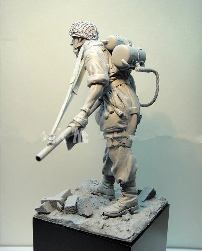 1/16 WWII US Flamethrower Operator Attacking, Resin Model Figure Kit, Unassembled and Unpainted
