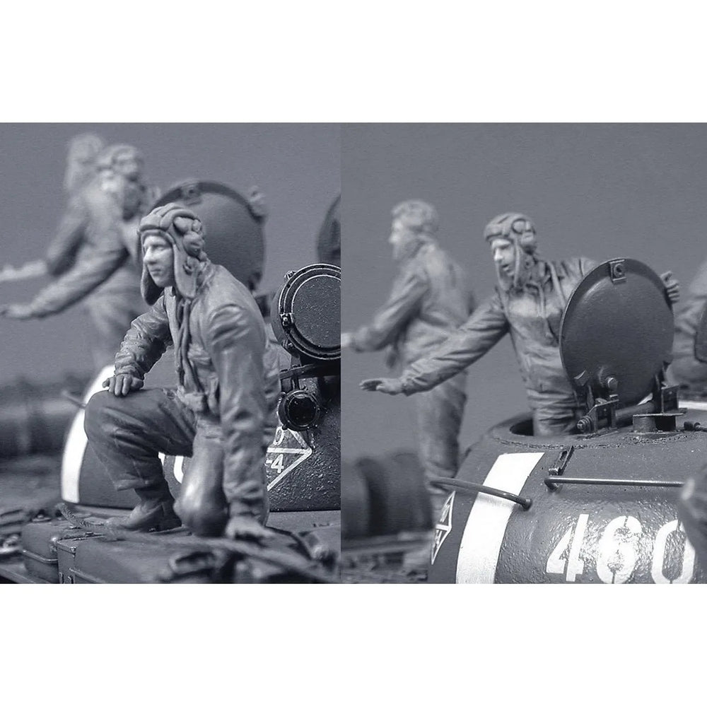 1/35 WWII Soviet Tank Crew with Standing Commander, 2 Figures, Resin Model Figure Kit, Unassembled and Unpainted