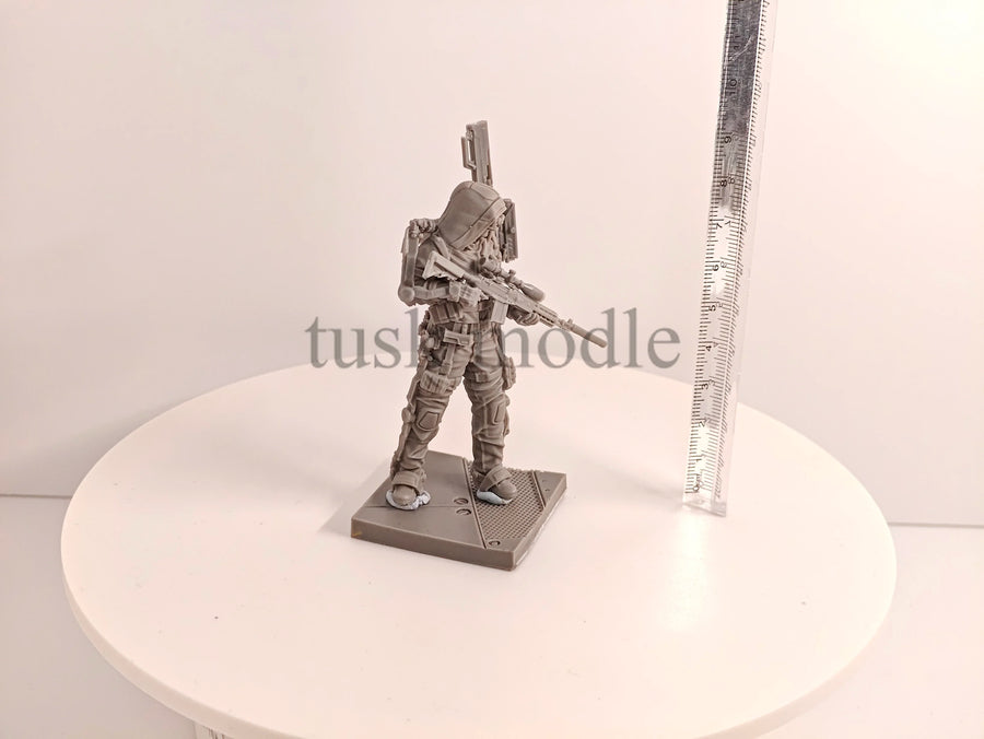 Sci-Fi Female Operator with Advanced Rifle 1/24 Resin Figure Kit - resin model view 5