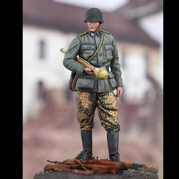 1/35 WWII German Infantry in Flecktarn with Hand Grenade, Resin Model Figure Kit, Unassembled and Unpainted