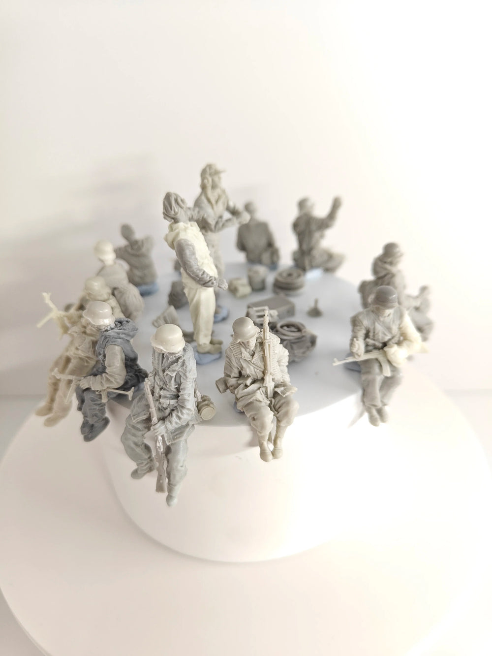 1/35 WWII Wehrmacht Infantry Soldiers, 18 Figures, Resin Model Figure Kit, Unassembled and Unpainted