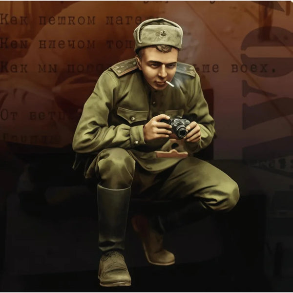 1/35 WWII Soviet War Correspondent with Camera, Resin Model Figure Kit, Unassembled and Unpainted
