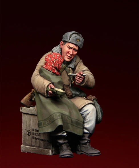 1/35 Modern Russian Soldier and Orphan Child, 2 Figures, Resin Model Figure Kit, Unassembled and Unpainted