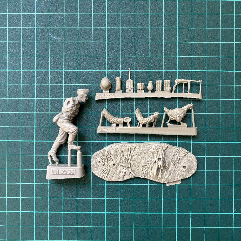 1/35 WWII German Infantry with Chicken, Resin Model Figure Kit, Unassembled and Unpainted