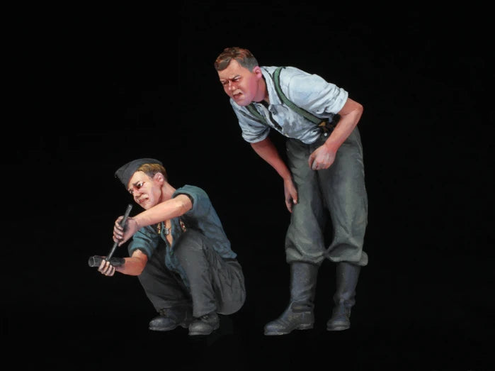 1/35 WWII Tank Crew Mechanics, 2 Figures, Resin Model Figure Kit, Unassembled and Unpainted