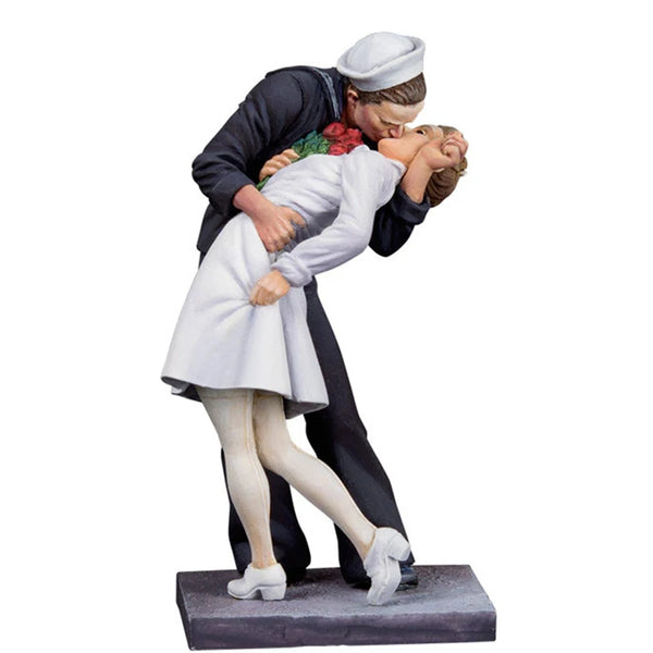 1/32 WWII Sailor and Woman, 2 Figures, Resin Model Figure Kit, Unassembled and Unpainted