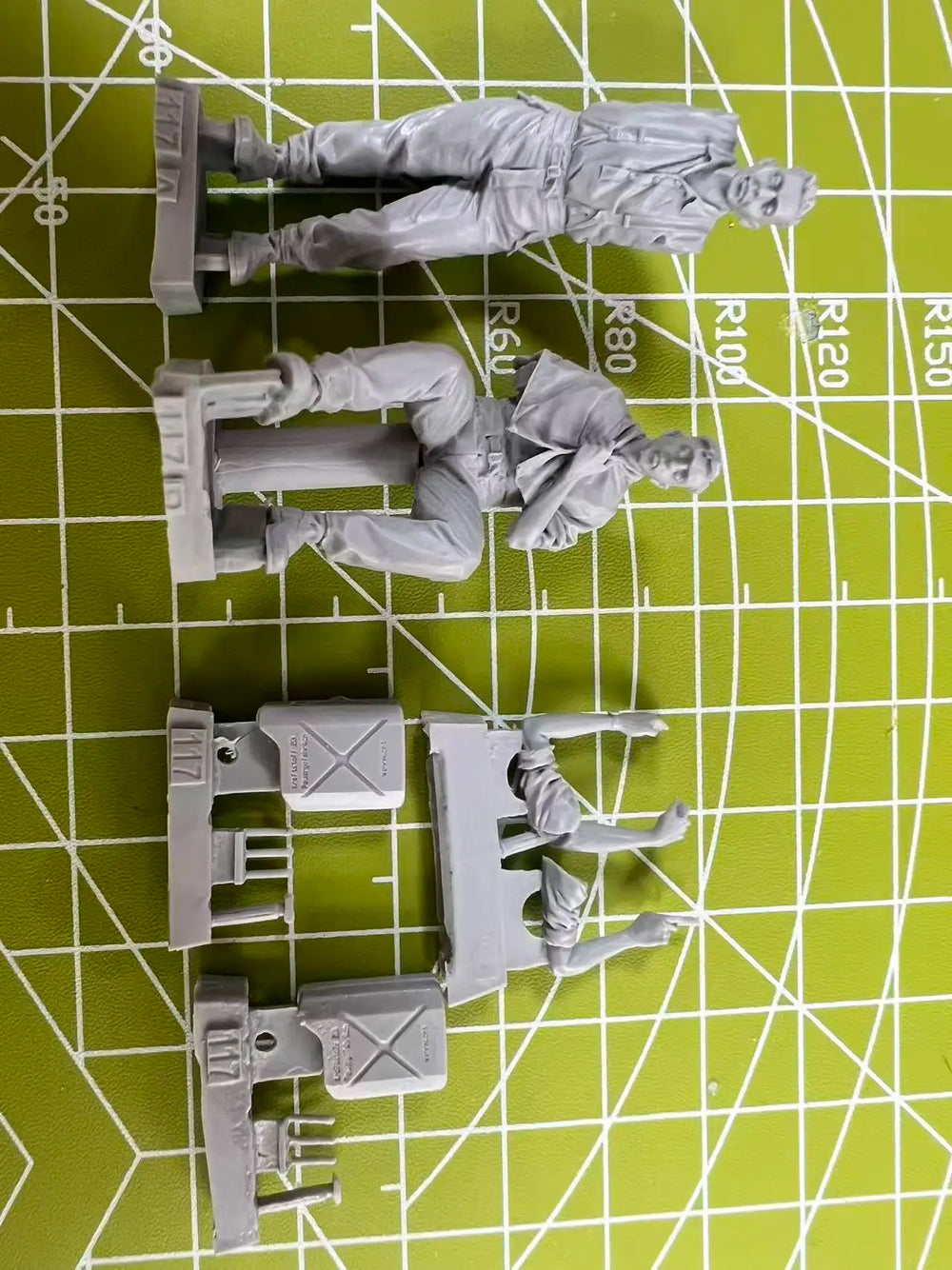1/35 WWII Barber Shop Scene, 2 Figures, Resin Model Diorama Kit, Unassembled and Unpainted