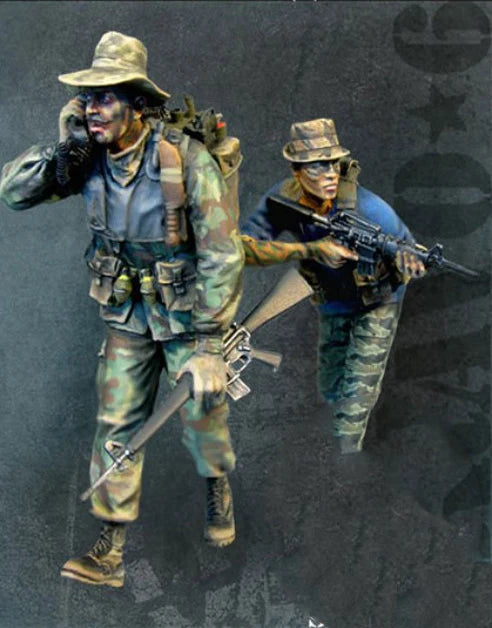 1/35 WWI Infantry Signaling and Advancing, 2 Figures, Resin Model Figure Kit, Unassembled and Unpainted