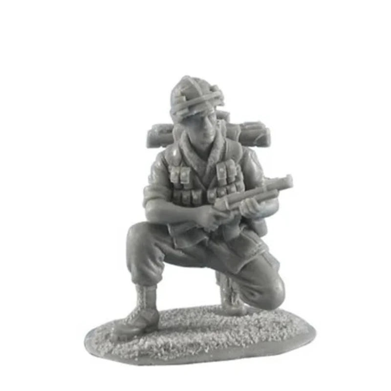 1/35 Vietnam War U.S. Soldier with Rifle, Resin Model Figure Kit, Unassembled and Unpainted
