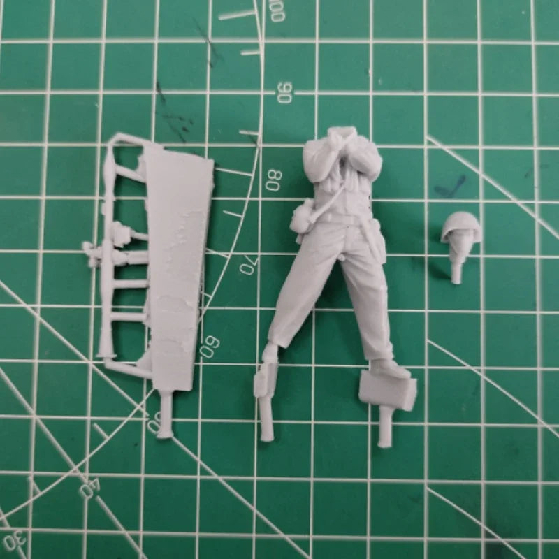 1/35 Vietnam War NVA Soldier Firing RPG-7, Resin Model Figure Kit, Unassembled and Unpainted
