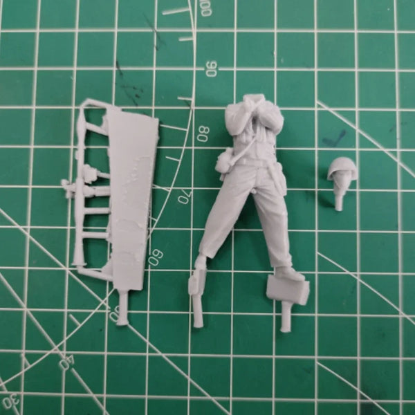 1/35 Vietnam War NVA Soldier Firing RPG-7, Resin Model Figure Kit, Unassembled and Unpainted