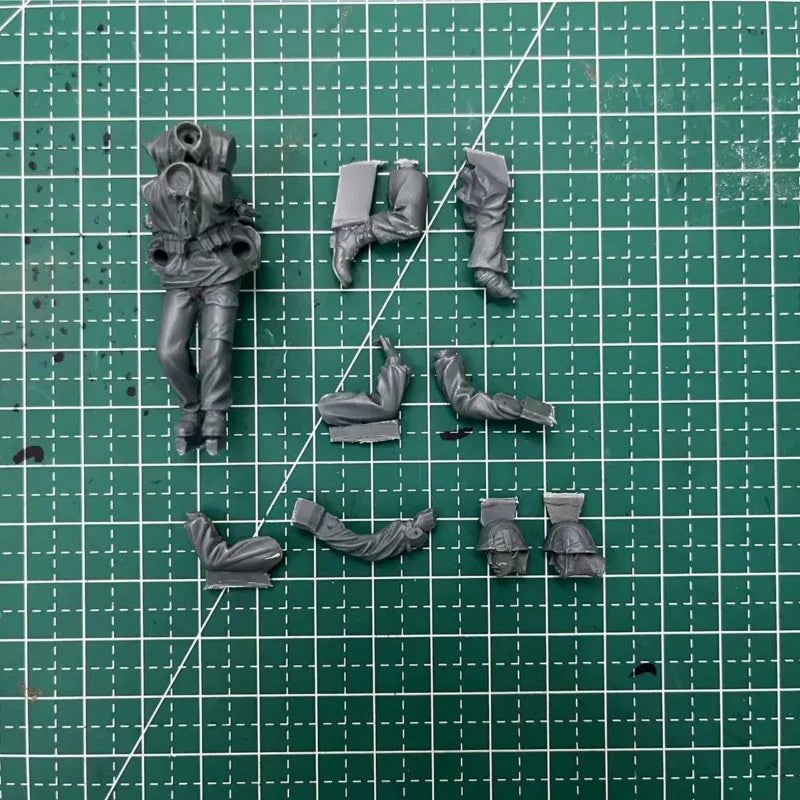 1/35 WWII Soviet Wounded Soldier, Resin Model Figure Kit, Unassembled and Unpainted