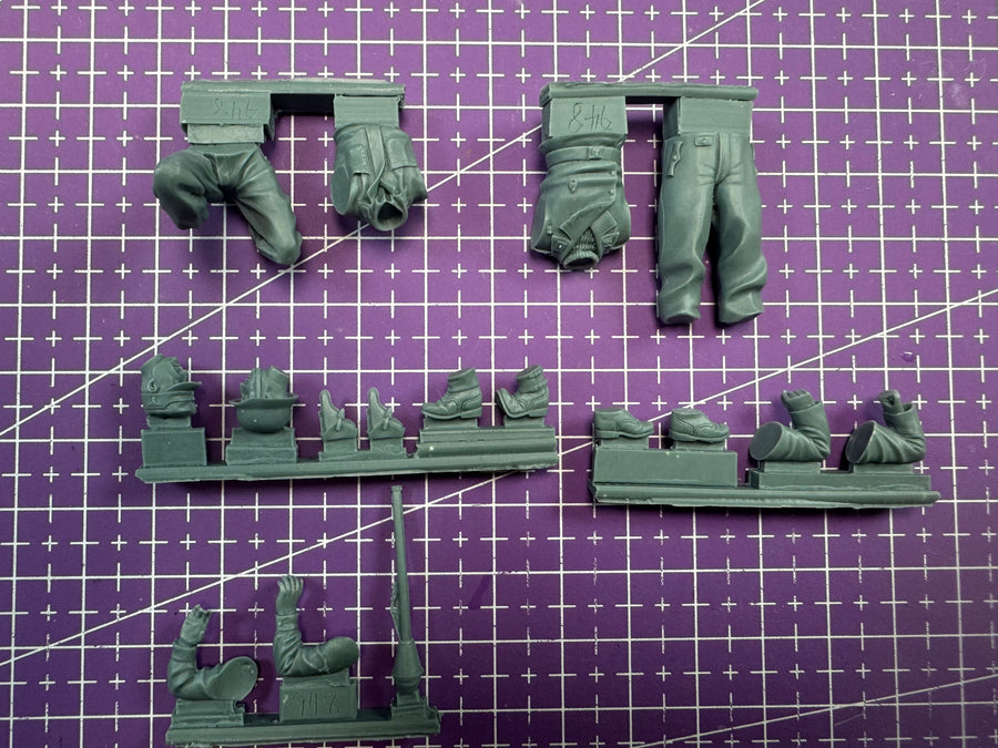 WWII German SS Officer & Panzerfaust Anti-Tank Soldier 1/35 Resin Figure Kit - resin model view 2