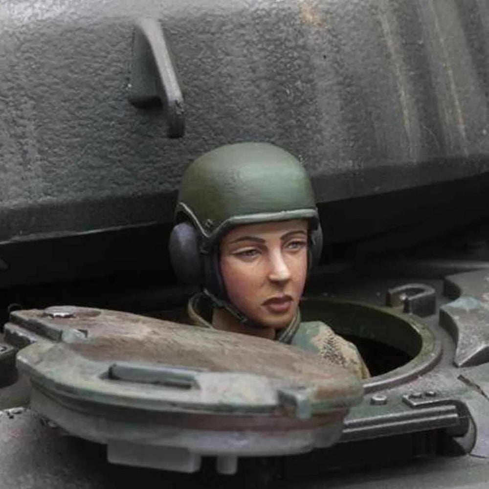 1/16 Cold War Russian Female Tank Crew, 3 Figures, Resin Model Figure Kit, Unassembled and Unpainted