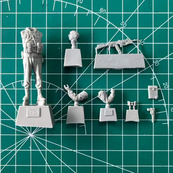 1/35 Modern Russian Infantry Officer, Resin Model Figure Kit, Unassembled and Unpainted