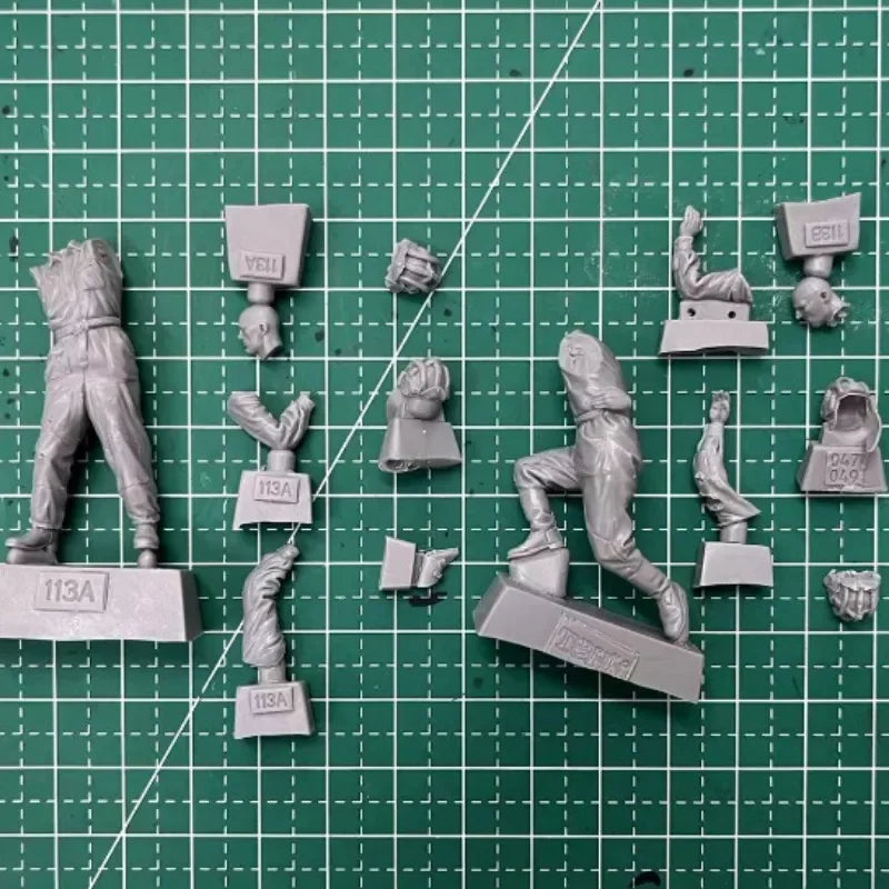 1/35 WWII German Panzer Crew Dismounting, 2 Figures, Resin Model Figure Kit, Unassembled and Unpainted