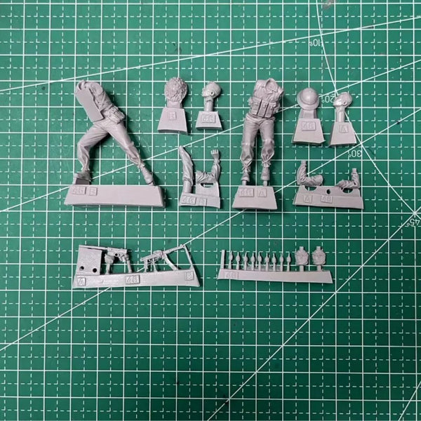 1/35 Vietnam War NVA Soldiers Combat, 2 Figures, Resin Model Figure Kit, Unassembled and Unpainted
