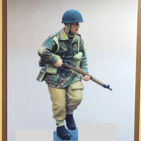 1/35 WWII British Soldier Charging Forward, Resin Model Figure Kit, Unassembled and Unpainted