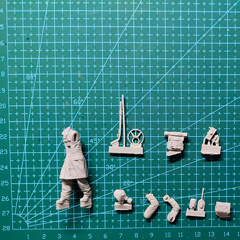 1/35 Modern German Infantry Advancing in Greatcoats, Resin Model Figure Kit, Unassembled and Unpainted