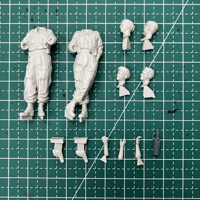 1/35 Modern German Pilots in Flight Suits and Leather, 2 Figures, Resin Model Figure Kit, Unassembled and Unpainted