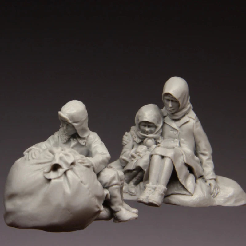 1/35 WWII Refugee Scene, 7 Figures, Resin Model Figure Kit, Unassembled and Unpainted