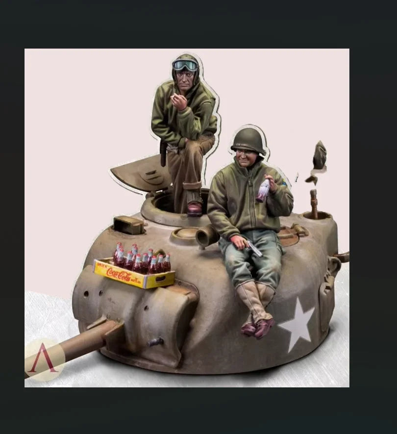 1/35 WWII Soldiers on Ordnance Base, 2 Figures, Resin Model Figure Kit, Unassembled and Unpainted