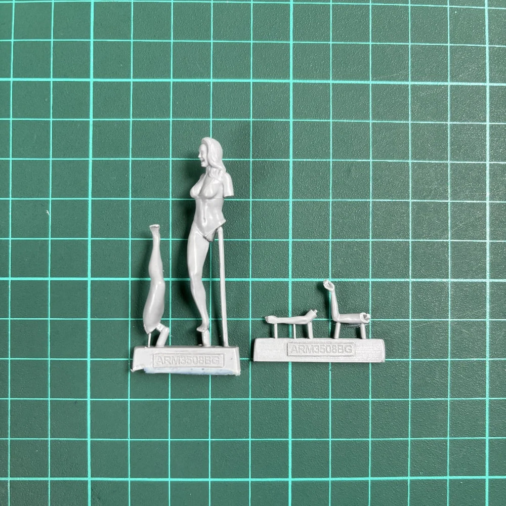1/35 Pin-up Bikini Girl, Resin Model Figure Kit, Unassembled and Unpainted