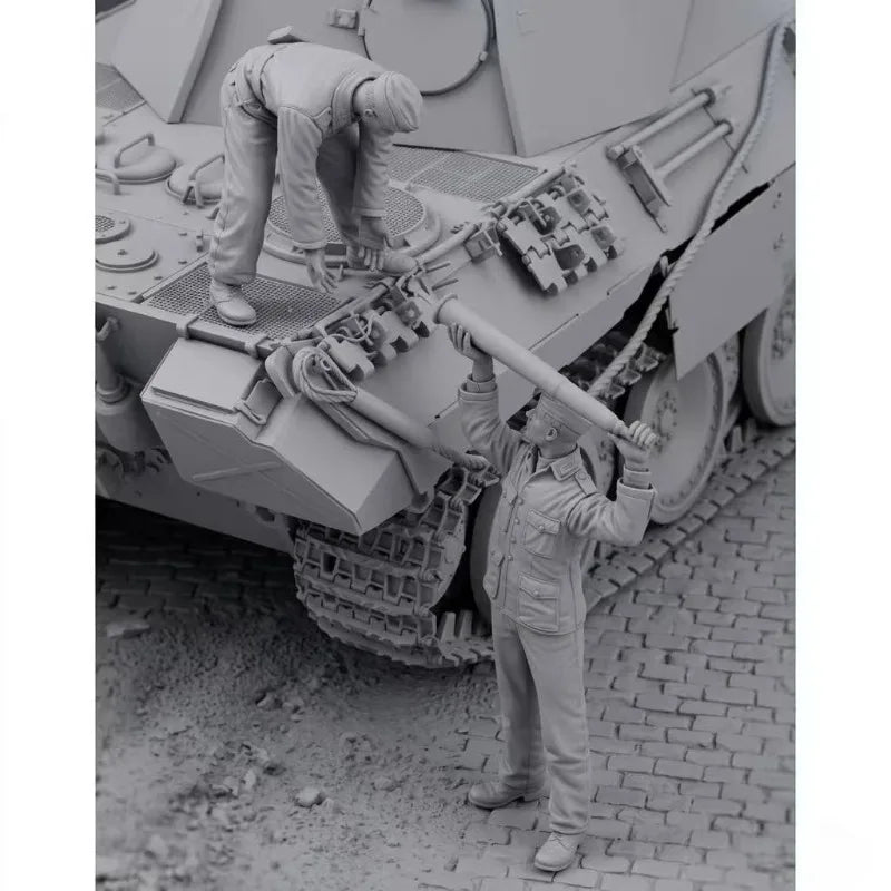 1/35 WWII Tankers Loading Ammunition, 3 Figures, Resin Model Figure Kit, Unassembled and Unpainted