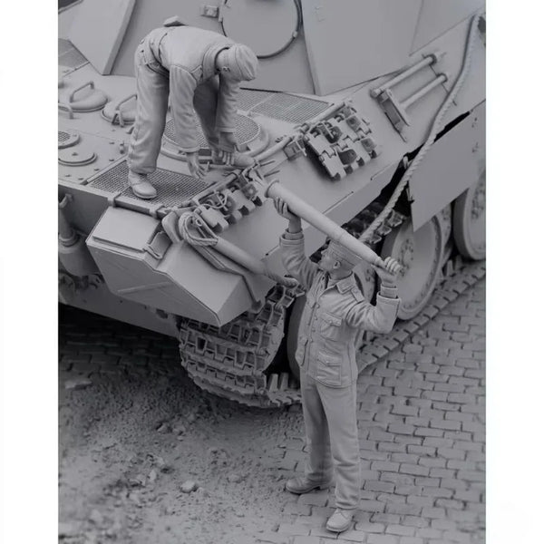1/35 WWII Tankers Loading Ammunition, 3 Figures, Resin Model Figure Kit, Unassembled and Unpainted