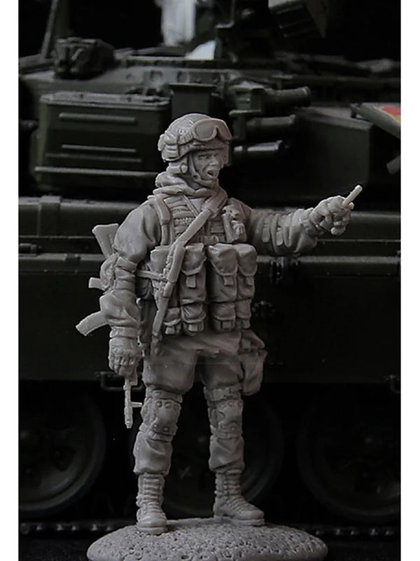 1/35 Modern Tactical Soldier Pointing with Rifle, Resin Model Figure Kit, Unassembled and Unpainted