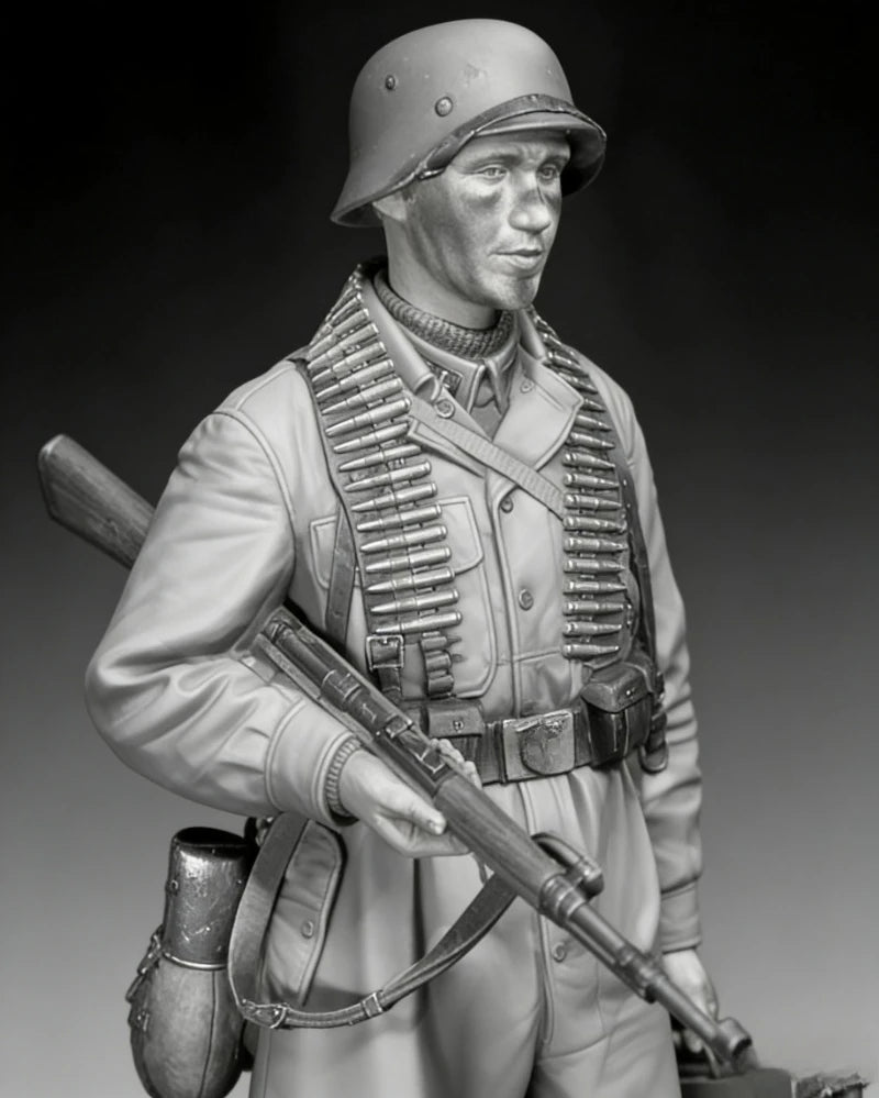 1/16 WWII German Infantryman with Ammunition Belts, Resin Model Figure Kit, Unassembled and Unpainted