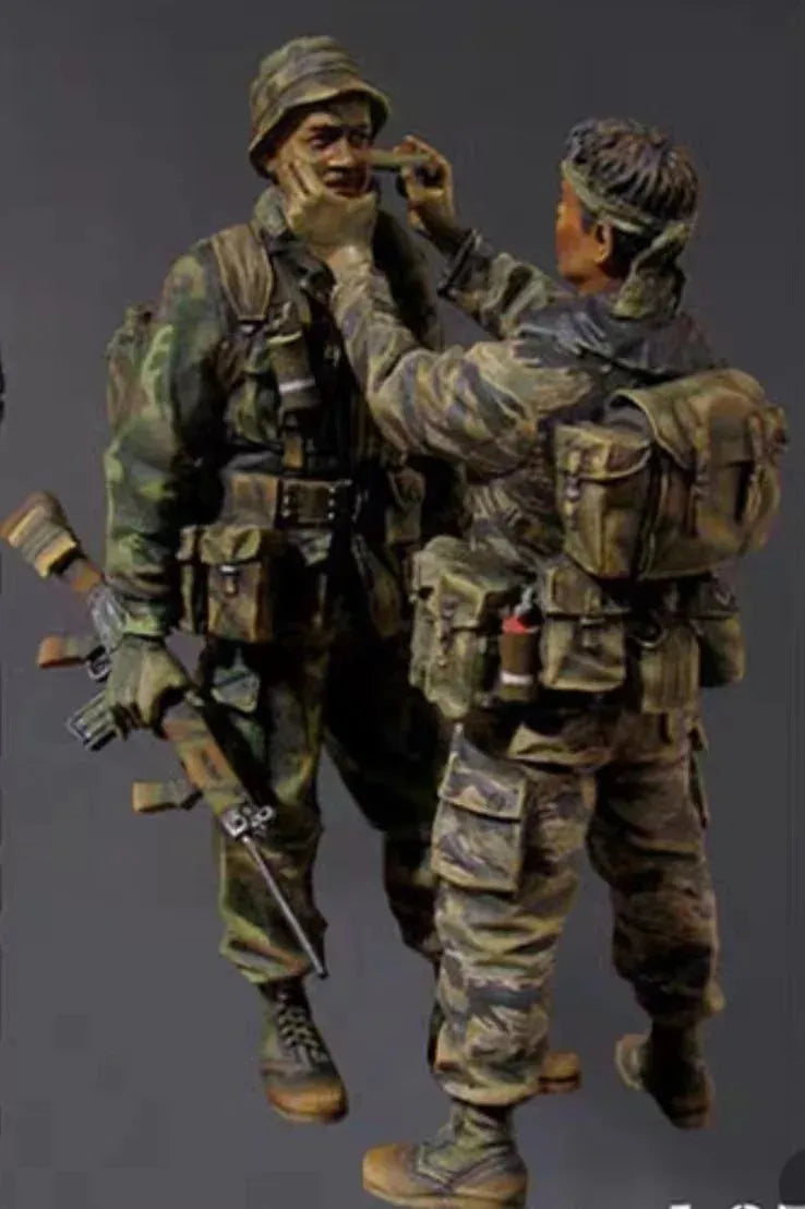 1/35 Modern Soldiers with Binoculars, 2 Figures, Resin Model Figure Kit, Unassembled and Unpainted