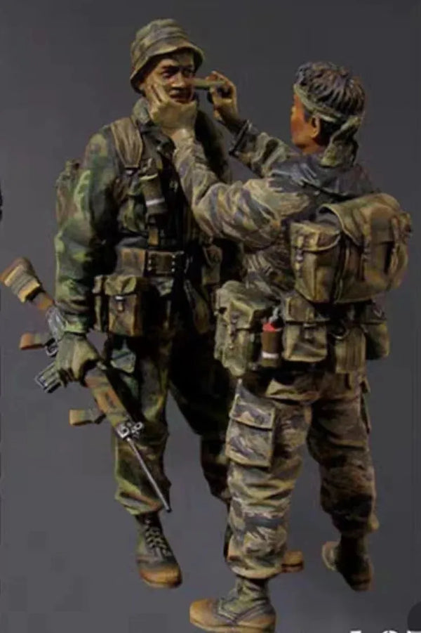 1/35 Modern Soldiers with Binoculars, 2 Figures, Resin Model Figure Kit, Unassembled and Unpainted